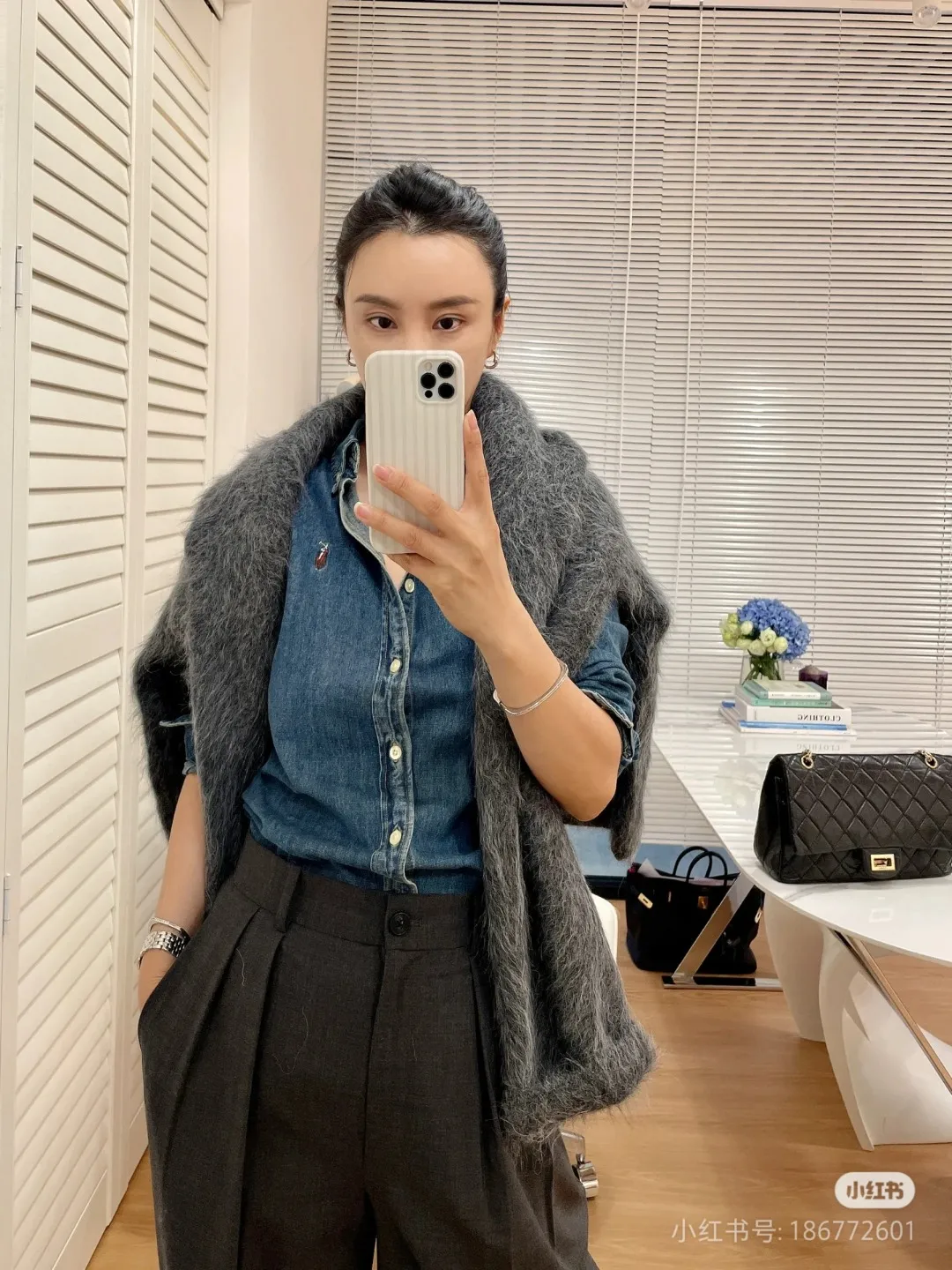 P270 💰 "Top Quality" Style Number: CY106# [Ralph Lauren American Retro Goddess Versatile Shirt Long Sleeve] ✅Ralph Lauren star's popular all-match denim shirt long sleeve for all seasons ✅Top ceiling quality ZP original development, real objects can be compared at will ✅Original fabric washed and hand polished, soft and comfortable, vertical and stylish ✅Casual style tailoring, back splicing, short front and long curved hem ✅Customized dyed original pearlescent white buttons, size divisions, lapels slightly dropped to the shoulders, ✅Length in the front to cover the crotch, and length in the back to the bottom of the hips. The upper body is simple and versatile and looks slimmer. ✅The upper body looks much better than the real thing. It can be worn alone and worn in all seasons. Highly recommended for goddesses. Size: S-L Color: Denim Blue